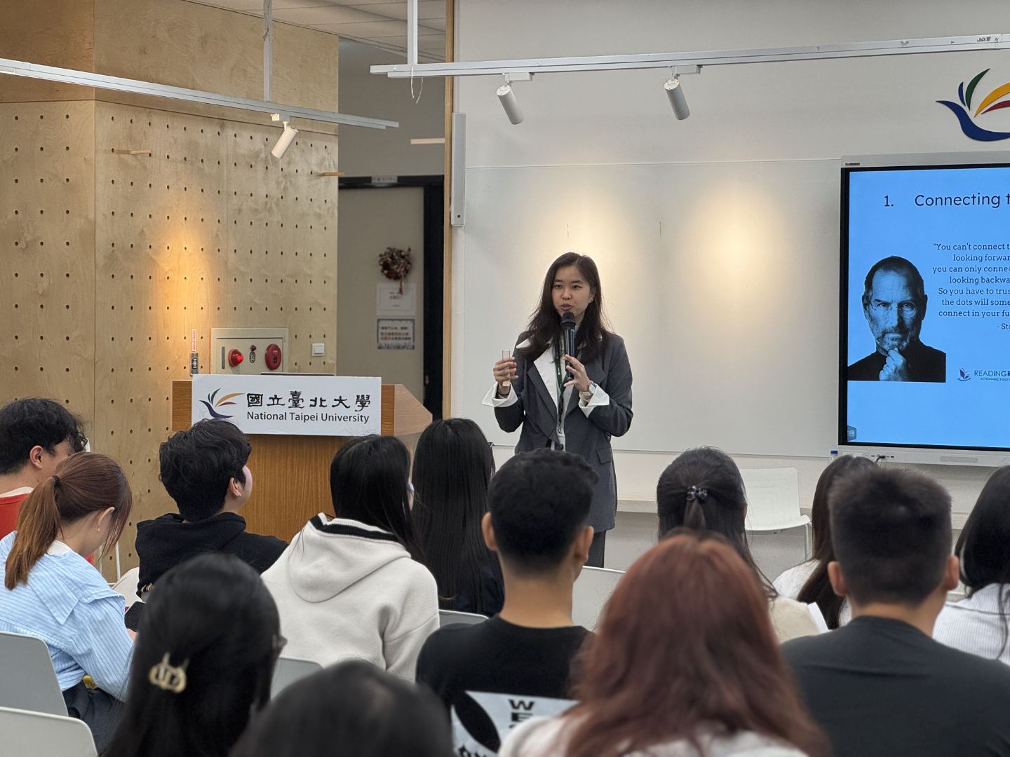 Cake presenting on Taiwan’s job market and career transition strategies Cake presenting on Taiwan’s job market and career transition strategies