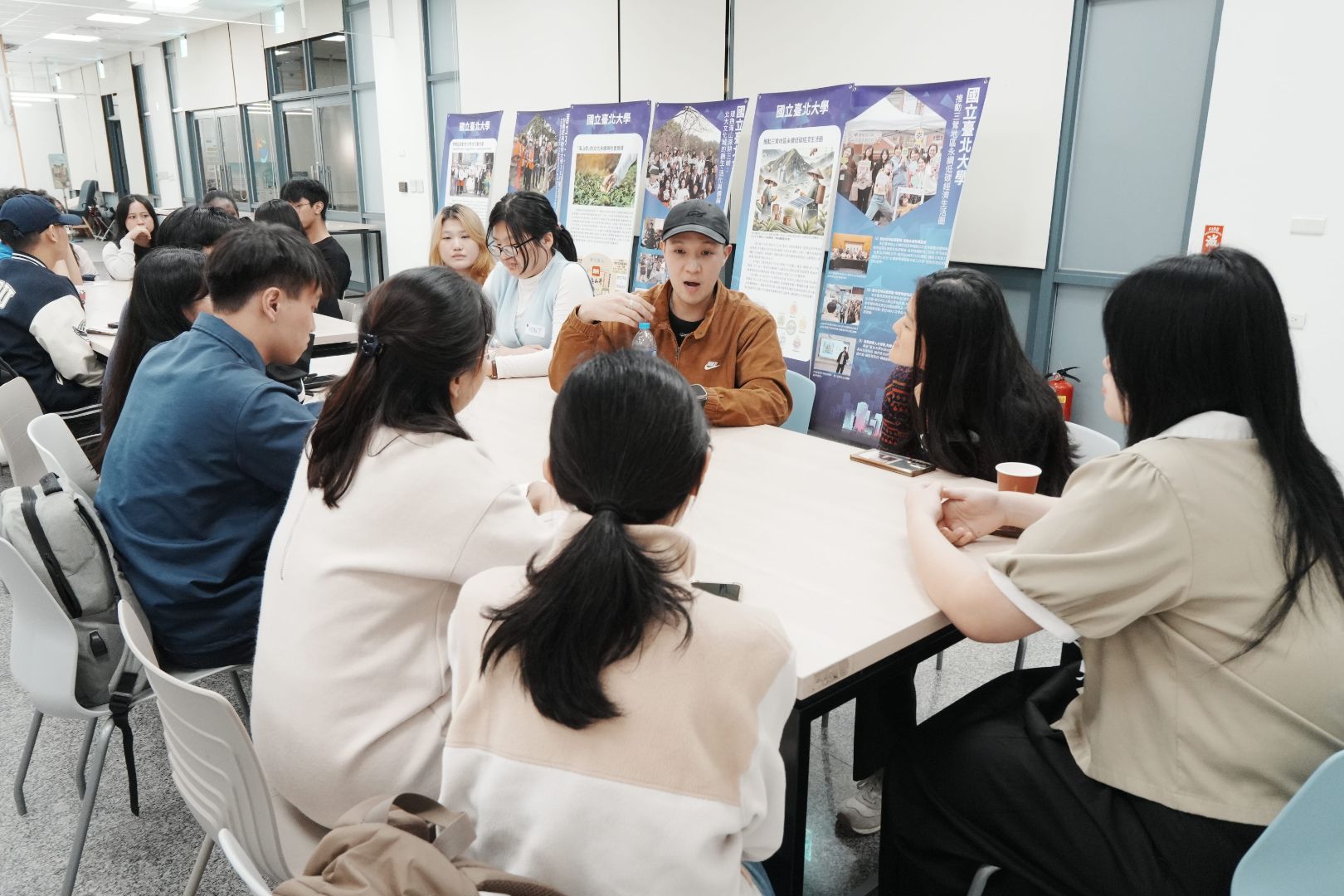 Close interaction between students and alumni during the Coffee Chat discussions Close interaction between students and alumni during the Coffee Chat discussions